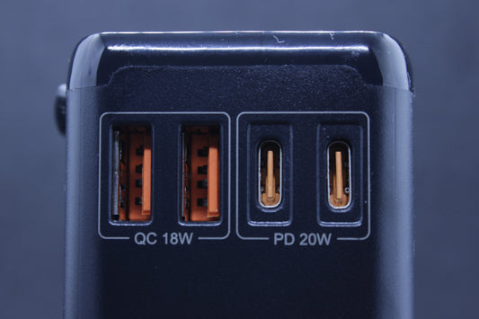 Detailweergave van de ELEKSO reisadapter met QC 18W USB-A en twee PD 20W USB-C fast charge poorten.