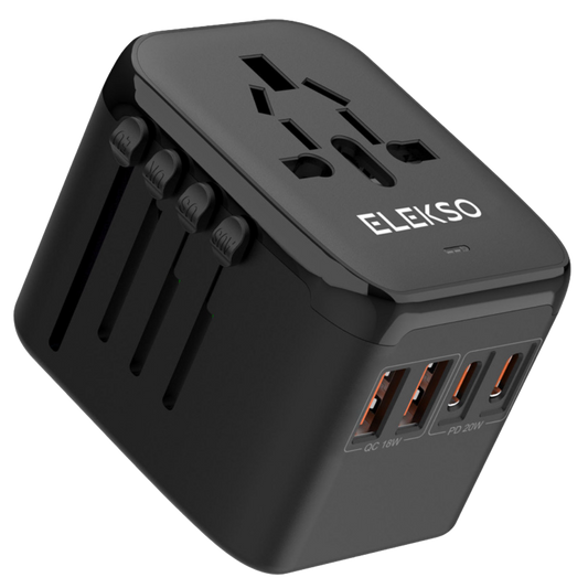 Zwarte ELEKSO 2A2C wereldstekker met vier schuifbare stekkeropties en dubbele USB-C/USB-A poorten met snellaadfunctionaliteit, schuin gefotografeerd.