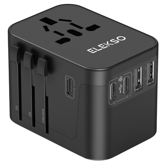 Zwarte ELEKSO 2A3C universele wereldstekker met drie schuifbare stekkertypes en vijf oplaadpoorten, inclusief drie USB-C aansluitingen voor snelladen.