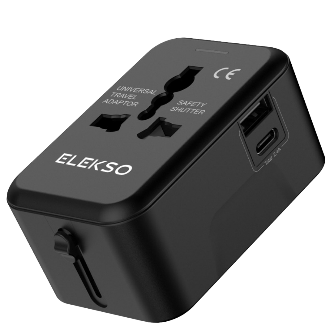 Zwarte ELEKSO universele reisstekker met USB-C en USB-A poort, schuin gefotografeerd met zicht op alle invoerpoorten en safety shutter-systeem.