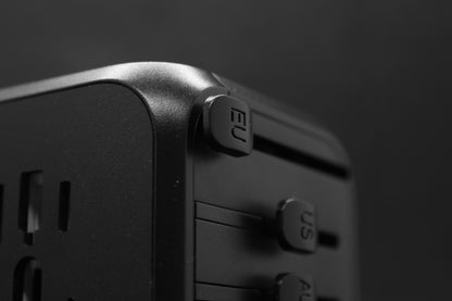 Hoekperspectief van de ELEKSO stekker met duidelijk zicht op schuifknoppen voor wereldwijde compatibiliteit.