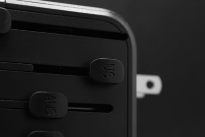 Detailweergave van het uitschuiven van een Europese stekker op de ELEKSO universele reisadapter.