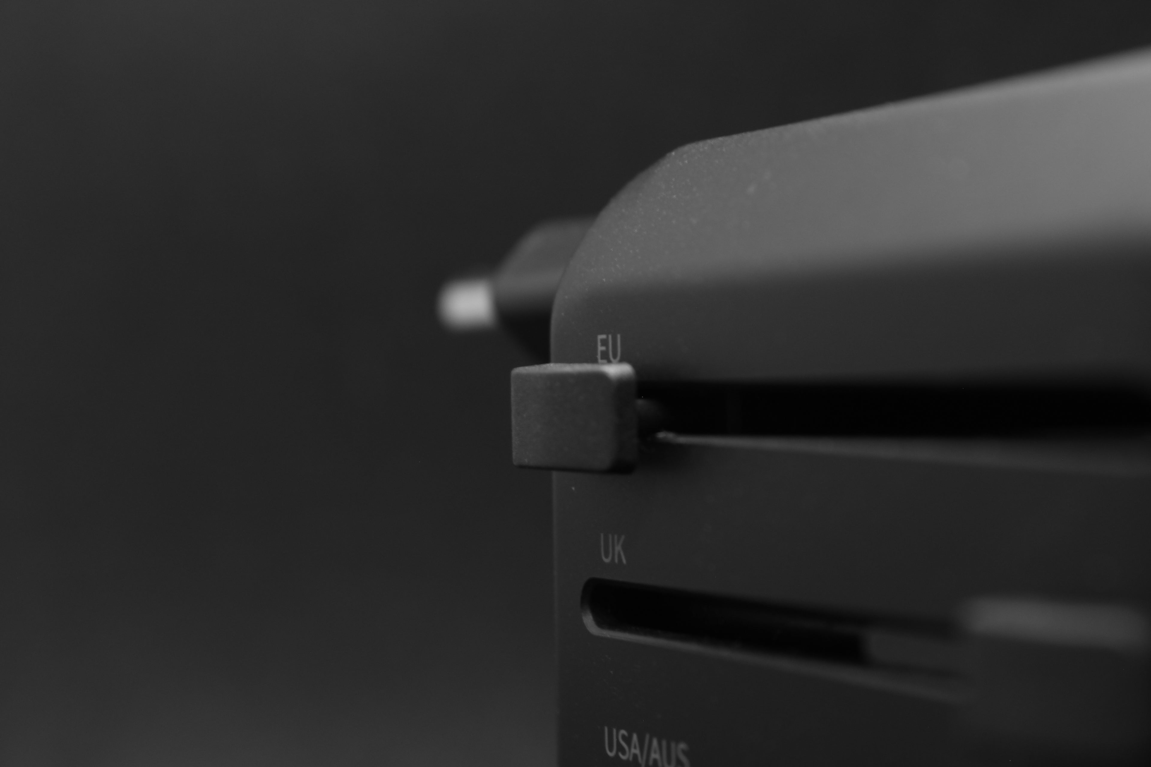 Detail van de ELEKSO wereldstekker met uitgeschoven Europese pennen, geschikt voor EU-stopcontacten.