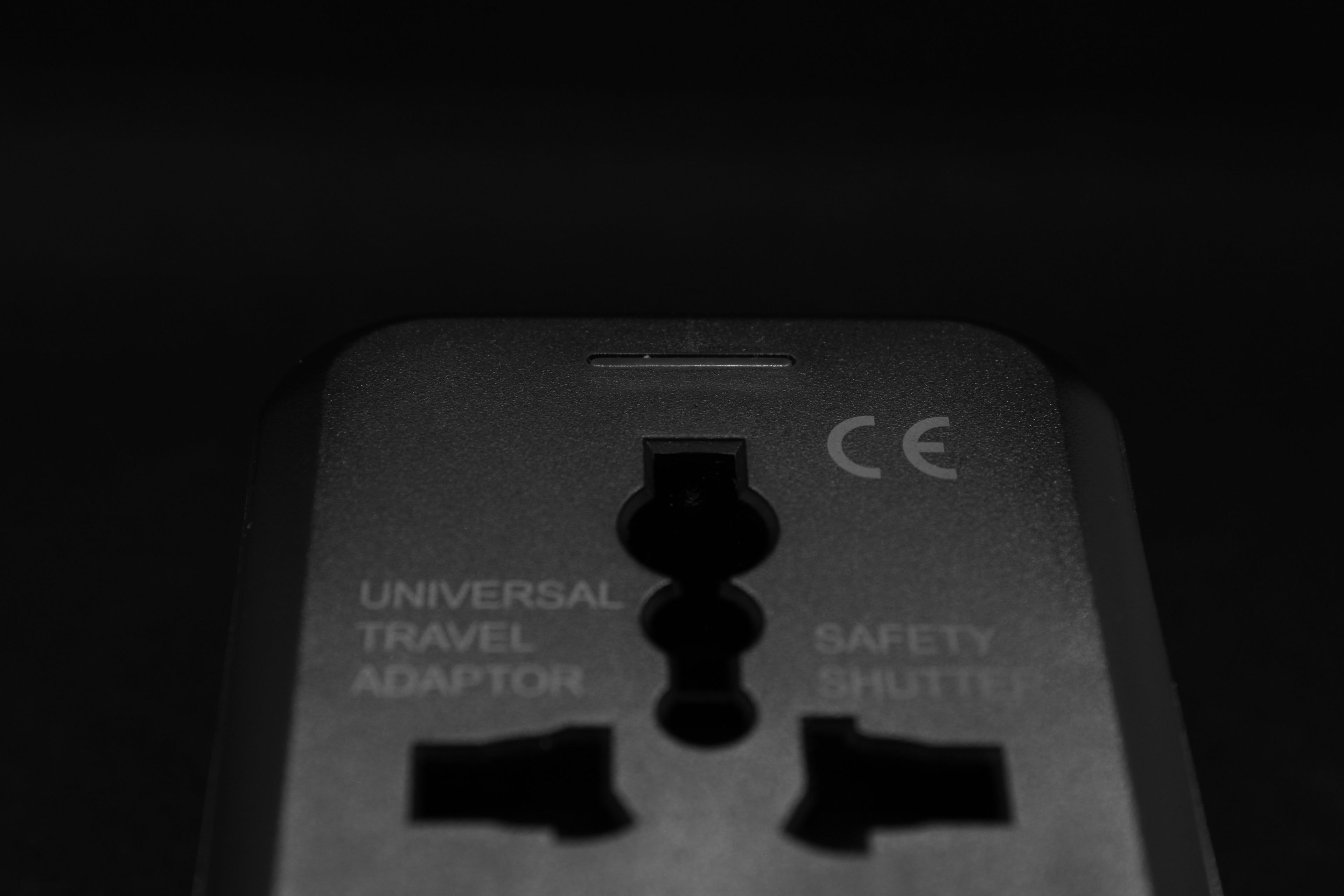 Detailweergave van de internationale invoerpoorten op de ELEKSO wereldstekker, compatibel met stekkertypes A t/m L.