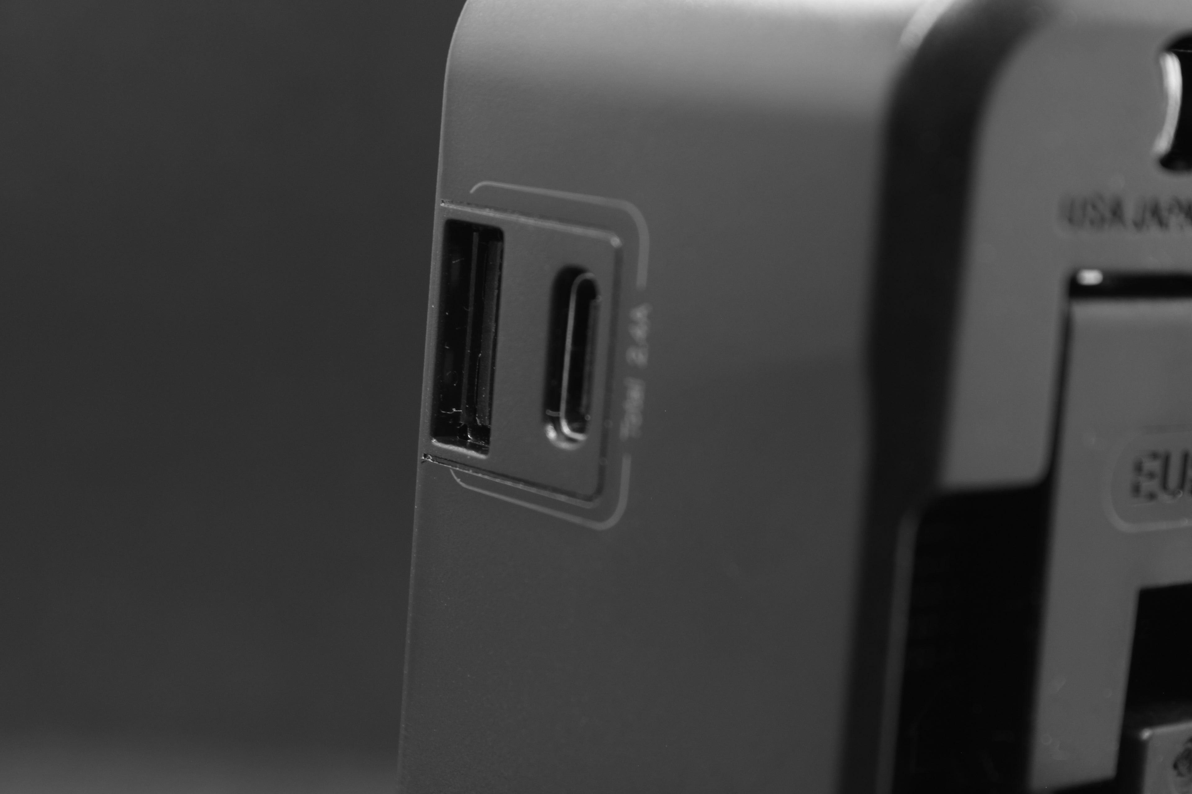 Close-up van de ELEKSO wereldstekker met zicht op USB-C en USB-A poorten voor snel opladen van meerdere apparaten.