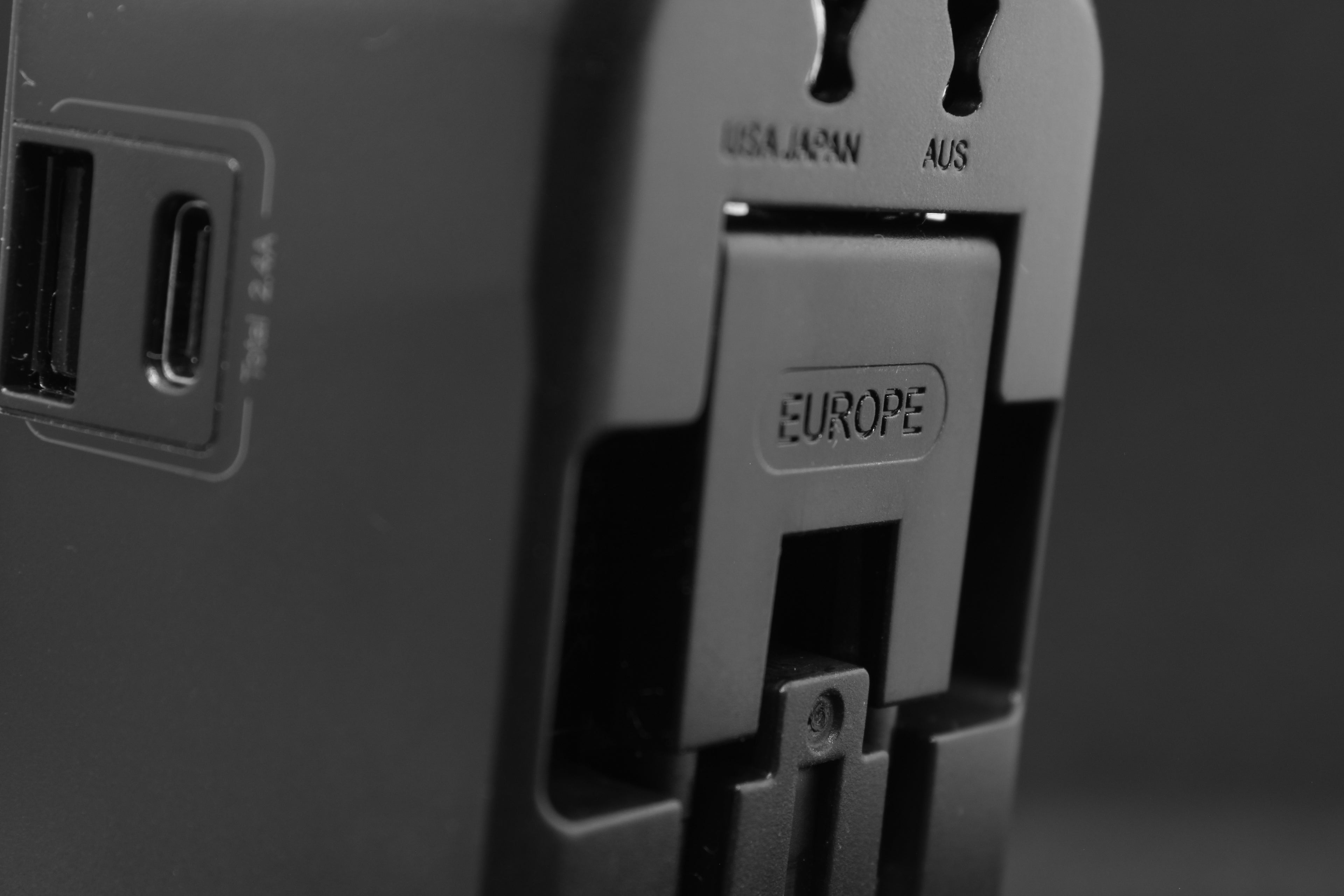 Detail van het uitschuifbare EUROPE-stekkermechaniek op de ELEKSO reisadapter, met duidelijke labeling.