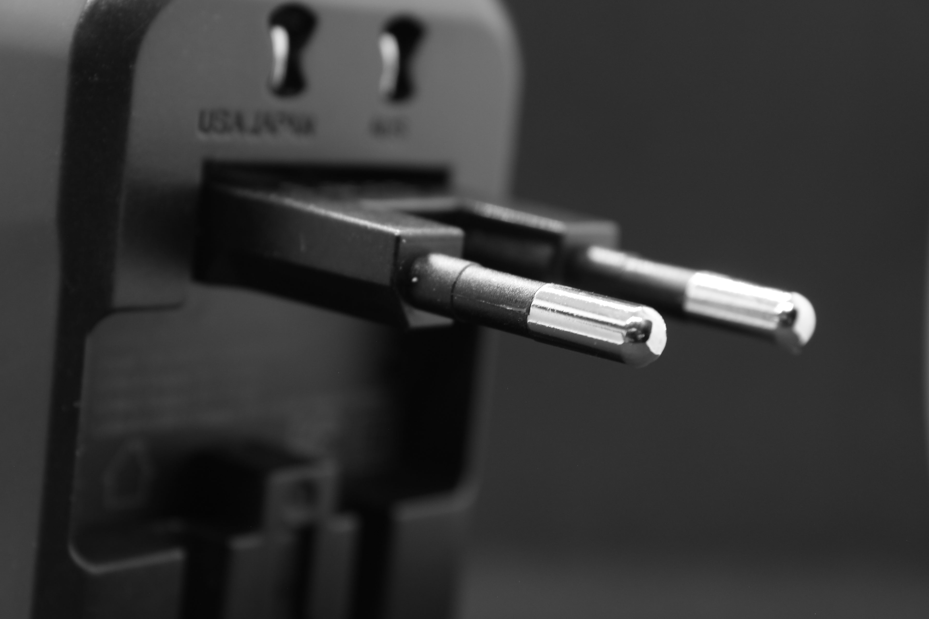 ELEKSO wereldstekker met volledig uitgeschoven Europese pennen, klaar voor gebruik in continentale stopcontacten.