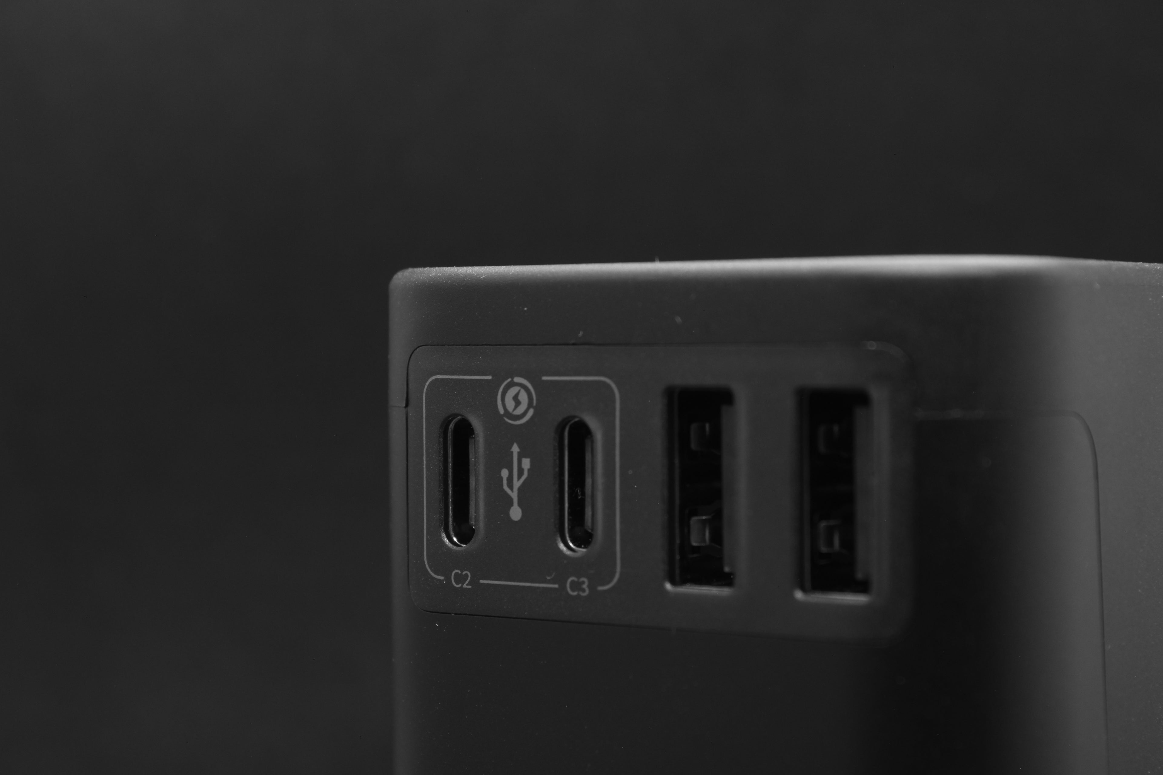 Detailweergave van de ELEKSO stekker met drie USB-C poorten en twee USB-A poorten, geëtiketteerd voor snelle stroomuitvoer.