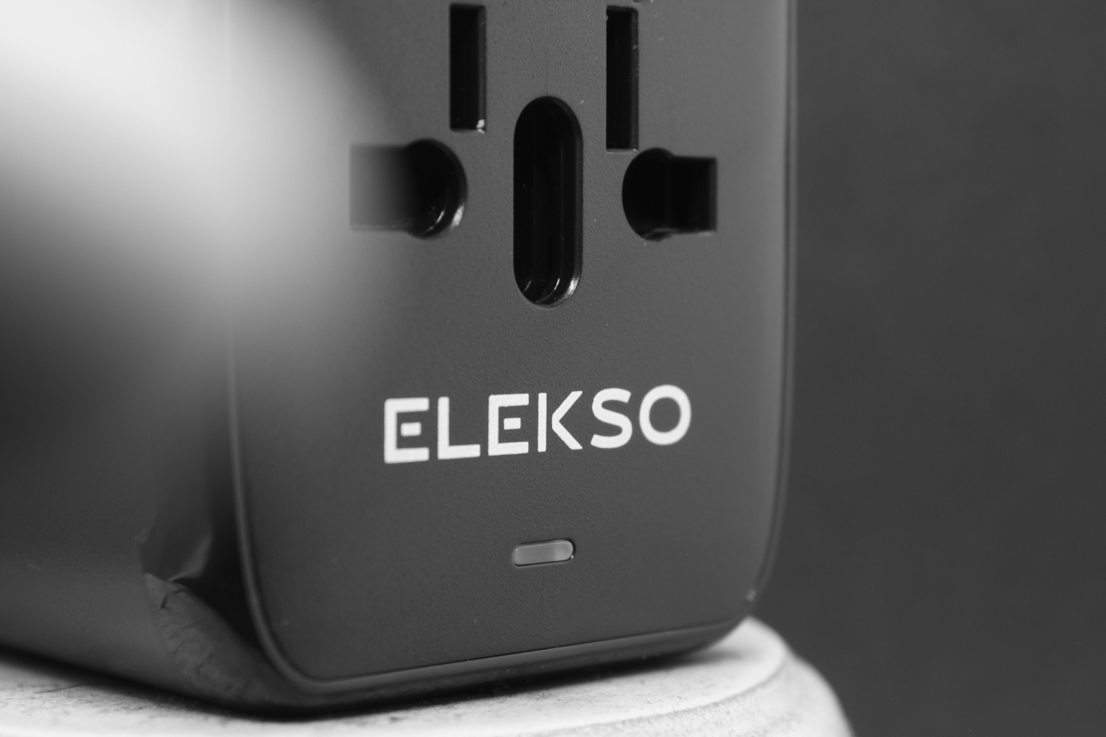 Detail van zijkant met ingeschoven stekkerschuiven op de ELEKSO universele adapter.