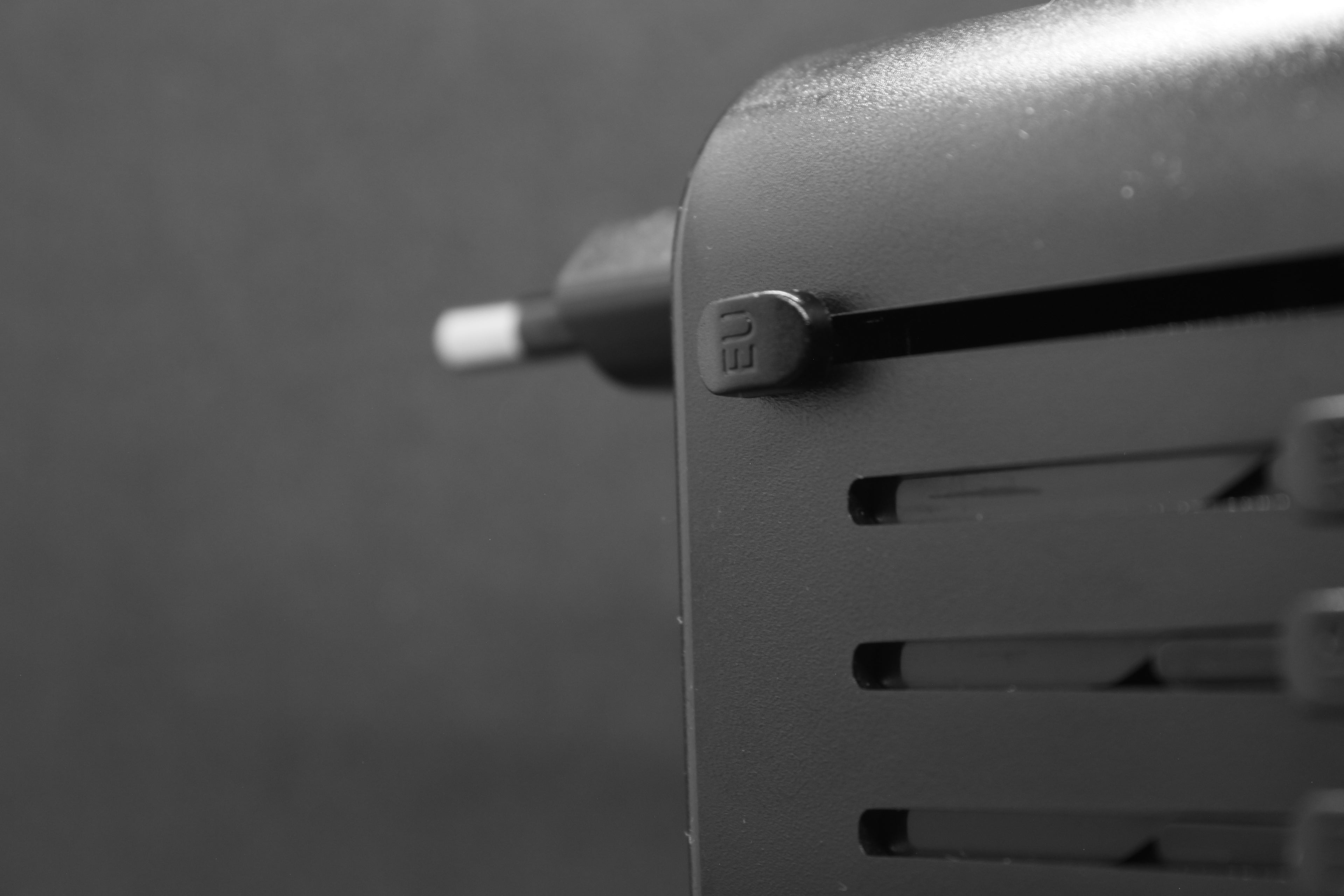 Detail van de ELEKSO adapter met uitgeschoven Europese stekkerpennen, klaar voor gebruik.